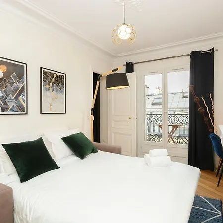 Bnbnova - 1br With Balcony - Notre - Dame Apartment *